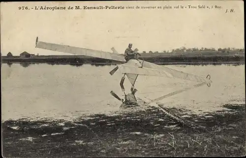 Ak L'Aeroplane de M. Esnault Pelterie vient de traverse en plein vol le Trou Sale