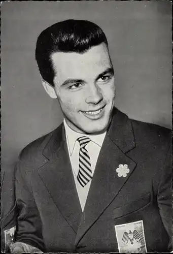 Ak Skirennfahrer Toni Sailer im Anzug, Abzeichen