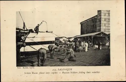 Ak Thessaloniki Griechenland, Soldats russes pliant leurs capotes, Russische Soldaten im Hafen