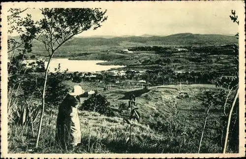 Ak Madagaskar, Villages, Montagnes, Missionar zeigt ins Dorf