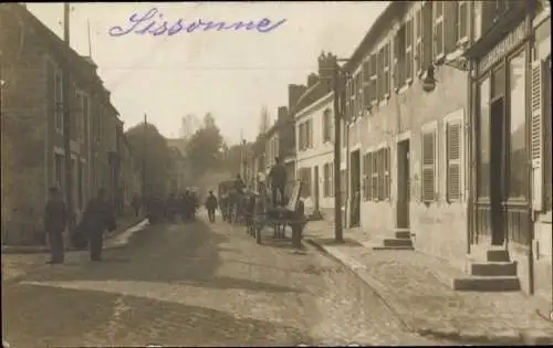 Foto Ak Sissonne Aisne, Straßenpartie, Fuhrwerke, 1. WK
