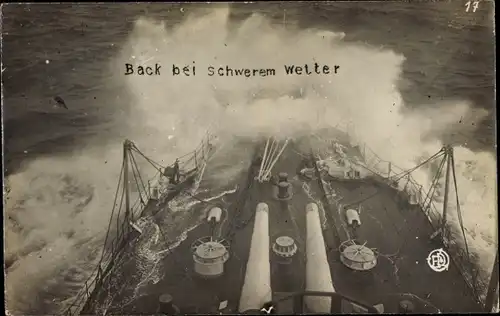 Foto Ak Deutsches Kriegsschiff, Back bei schwerem Wetter, Kaiserliche Marine