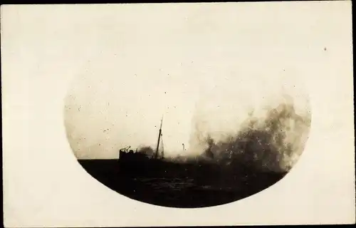 Foto Ak Deutsches Kriegsschiff nach einem Treffer, Rauchschwaden