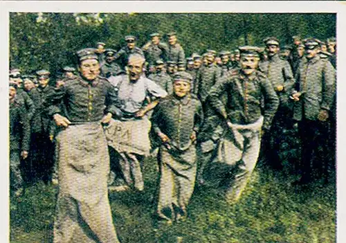 Sammelbild Der Weltkrieg 1914/18, Hinter der Front Nr. 218 Sackhüpfen, Sportfest im Ruhequartier