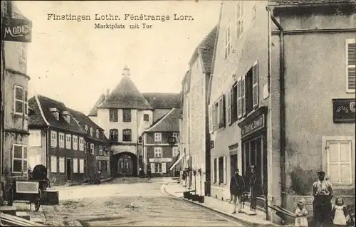 Ak Fénétrange Finstingen Lothringen Moselle, Marktplatz, Tor, Geschäfte