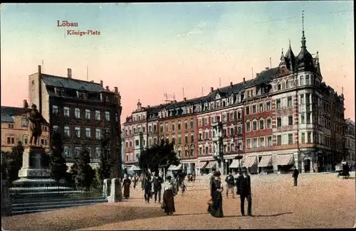 Ak Löbau in der Oberlausitz Sachsen, Königs-Platz, Denkmal, Passanten