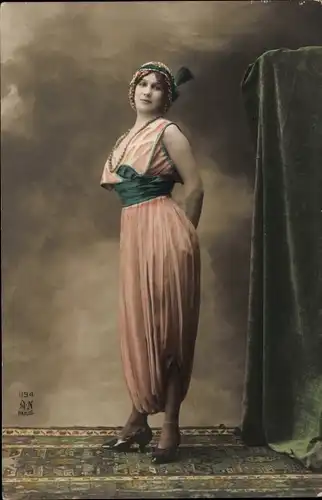 Ak Standportrait einer Frau mit Hut und Hosenkleid