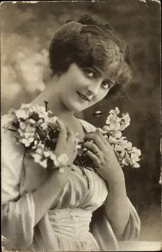 Ak Portrait einer jungen Frau mit Blütenzweigen