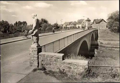 Ak Raguhn in Anhalt, Brücke des Friedens, Statue