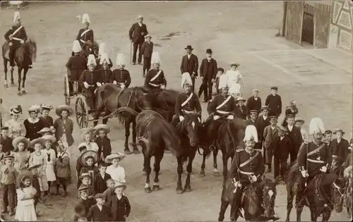 Foto Ak Triptis in Thüringen, Festzug, Soldaten in Paradeuniformen, Kinder