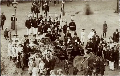 Foto Ak Triptis in Thüringen, Festzug, Kutsche, Soldaten in Paradeuniform, Kinder