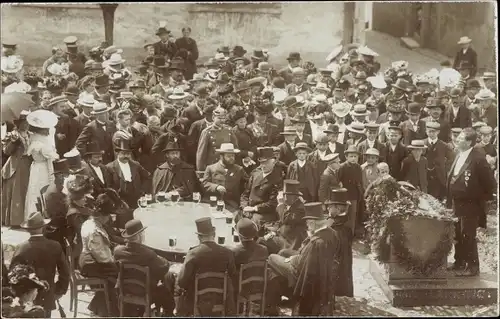 Foto Ak Triptis in Thüringen, Festakt, Männer mit Biergläsern am runden Tisch, Menschenmenge