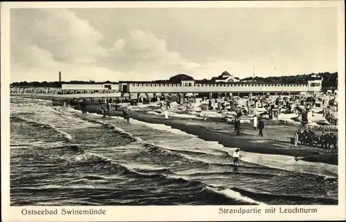 Ak Świnoujście Swinemünde Pommern, Strandpartie mit Leuchtturm