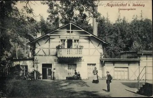 Ak Liegau Augustusbad Radeberg in Sachsen, Genesungsheim, Gäste auf dem Hof