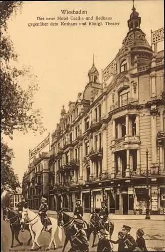 Ak Wiesbaden in Hessen, Hotel Cecilie und Badhaus, Morgenritt Sr. Majestät