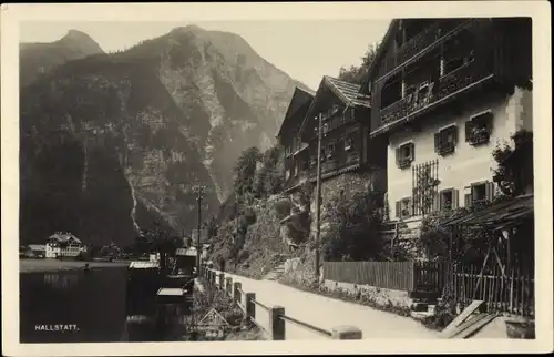 Ak Hallstatt im Salzkammergut Oberösterreich, Straßenpartie, Häuser, Berge