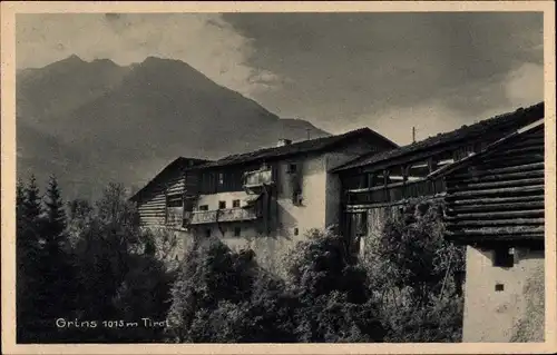 Ak Grins in Tirol, Partie im Ort, Blick auf die Berge