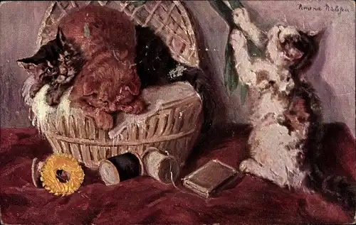 Künstler Ak Drei junge Katzen spielen im Nähkorb