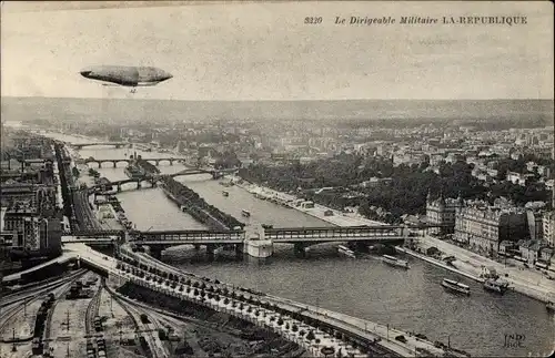 Ak Le Dirigeable Militaire La Republique, Zeppelin über einer Stadt