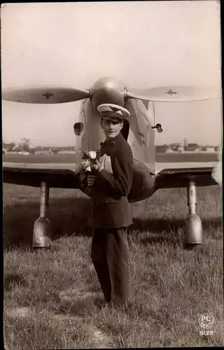 Foto Ak Pilot in Uniform vor einem Flugzeug, Portrait