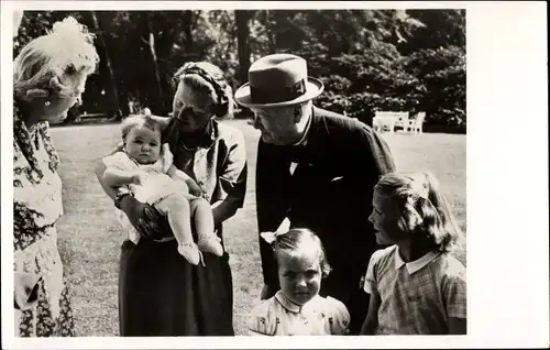 Ak Königin Juliana mit Familie und Winston Churchill, 1948, Prinzessin Marijke