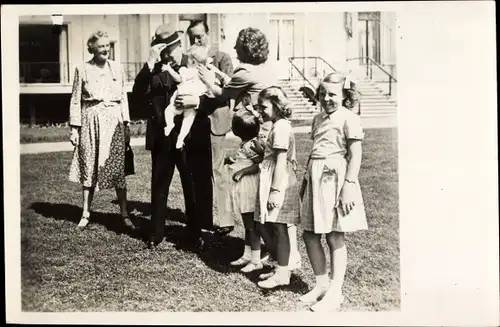 Ak Juliana der Niederlande mit Familie und Winston Churchill, Niederländisches Königshaus