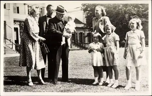 Ak Juliana der Niederlande mit Familie und Winston Churchill, Niederländisches Königshaus