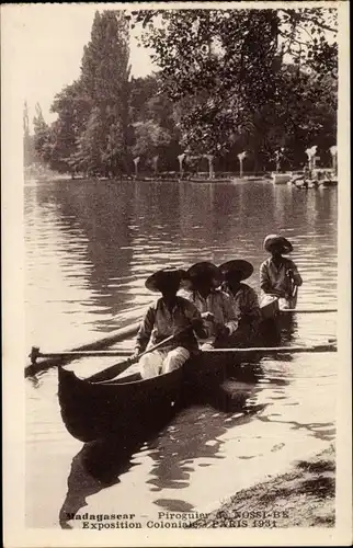 Ak Madagaskar, Foto eines Kanus mit Fahrern, Piroguier