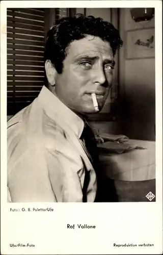 Ak Schauspieler Raf Vallone, Portrait mit Zigarette, UfA