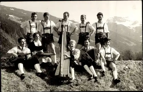 Ak Menschen in Tracht mit Musikinstrumenten, Orchester, Harfe, Gitarre