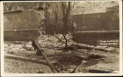 Foto Ak Berlin, Fliegerbomben am Nikolaikirchhof, Revolution 1919, Prenzlauer Straße