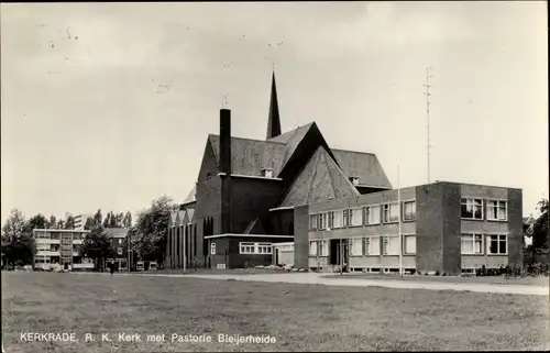 Ak Kerkrade Limburg Niederlande, R.K. Kerk met Pastorie Bleijerheide
