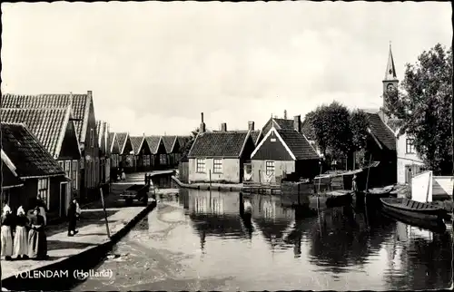 Ak Volendam Nordholland Niederlande, Häuser am Wasser, Frauen in Tracht