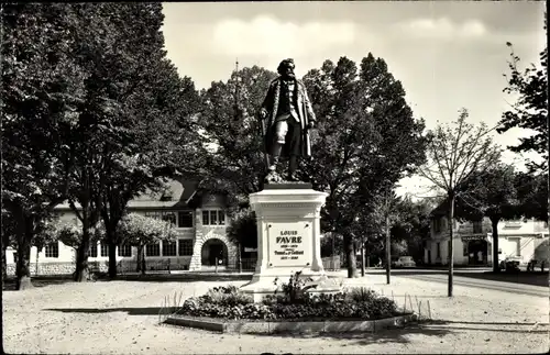 Ak Chêne Bourg Kt. Genf Schweiz, Statue de Louis Favre et l'ecole