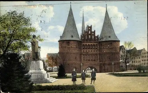 Ak Hansestadt Lübeck, Partie am Holstentor