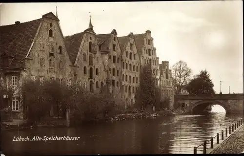 Ak Hansestadt Lübeck, Alte Speicherhäuser, Brücke