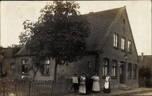 Foto Ak Hamburg Mitte Altstadt, Gruppe vor dem Gasthof