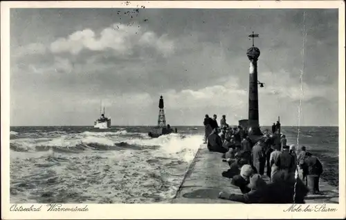 Ak Ostseebad Warnemünde Rostock, Mole bei Sturm