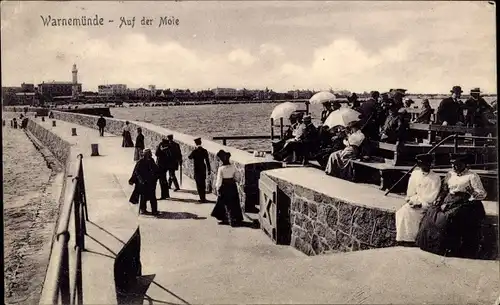 Ak Ostseebad Warnemünde Rostock, Auf der Mole