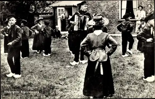 Ak Tanzende Kinder, Niederländische Tracht, Mann mit Akkordeon