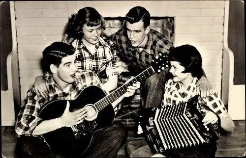 Ak Vier junge Musiker mit Gitarre und Akkordeon
