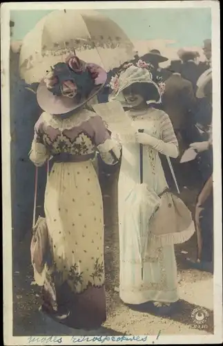 Ak Zwei Frauen in Kleidern mit Sonnenschirm, Hüte