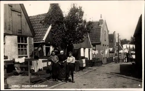 Ak Urk Flevoland Niederlande, Straßenpartie im Ort