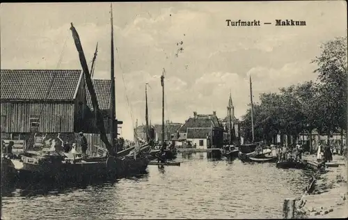 Ak Makkum Friesland Niederlande, Turfmarkt, Ortsansicht