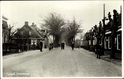 Ak Twijzel Friesland Niederlande, Dorpstraat, Tankstelle