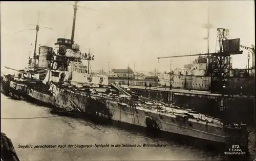 Ak Deutsches Kriegsschiff SMS Seydlitz nach der Skagerrakschlacht, Schleuse Wilhelmshaven