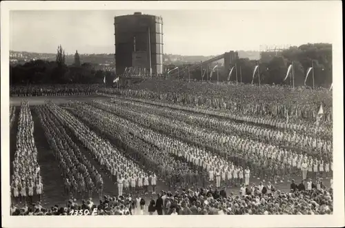 Foto Ak Stuttgart 15. Deutsches Turnfest 1933, Siegerehrung nach den Allg. Freiübungen, Kranzmädchen