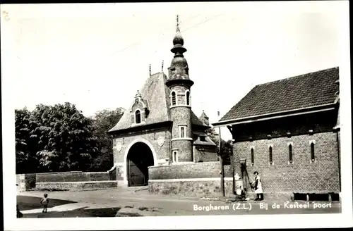 Ak Borgharen Limburg Niederlande, Bij de Kasteel poort