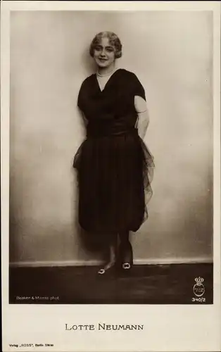 Ak Schauspielerin Lotte Neumann, Standportrait