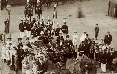 Foto Ak Triptis in Thüringen, Festzug, Kutsche, Soldaten in Paradeuniform, Kinder